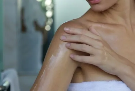 Los 10 usos del aceite corporal que transformarán tu rutina de belleza estival