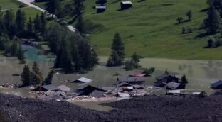 La rotura de un glaciar en Suiza sepulta un pueblo y amenaza con una riada a gran escala