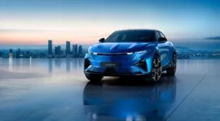 El nuevo Alpine A390 ruge en silencio y dibuja la senda del futuro para otros