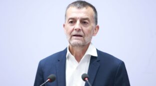 IU propone obligar a los cargos públicos a acreditar sus títulos para zanjar la polémica