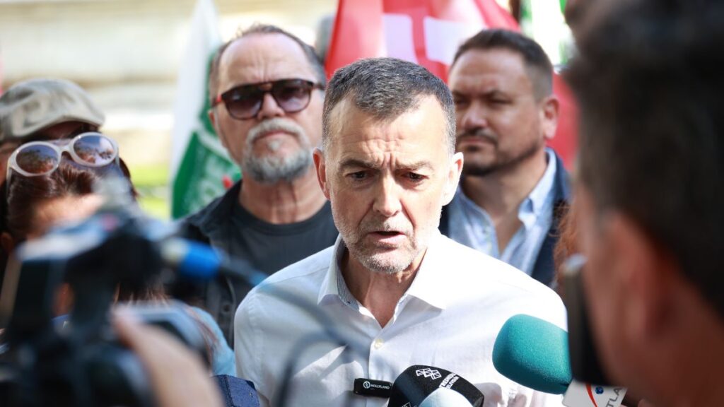 El coordinador federal de IU, Antonio Maíllo, atiende a los medios de comunicación