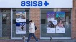 Adeslas y Asisa suben un 3,5% y un 6,5% la tarifa a sus médicos: «Es una limosna»