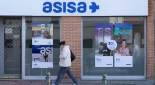 Adeslas y Asisa suben un 3,5% y un 6,5% la tarifa a sus médicos: «Es una limosna»