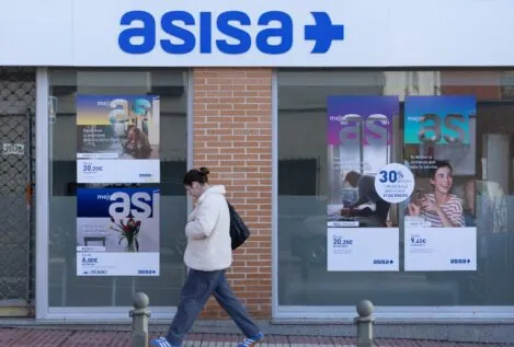 Adeslas y Asisa suben un 3,5% y un 6,5% la tarifa a sus médicos: «Es una limosna»