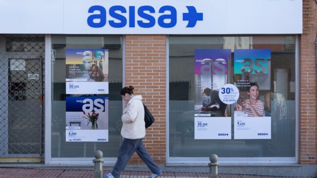 Adeslas y Asisa suben un 3,5% y un 6,5% la tarifa a sus médicos: «Es una limosna»