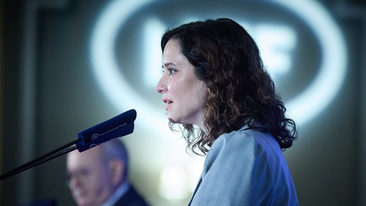 Ayuso acusa a Sánchez de «caos generalizado» tras el apagón eléctrico y los fallos ferroviarios