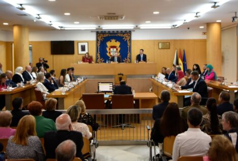 El PSOE de Ceuta abre expediente a la diputada tránsfuga y a su marido