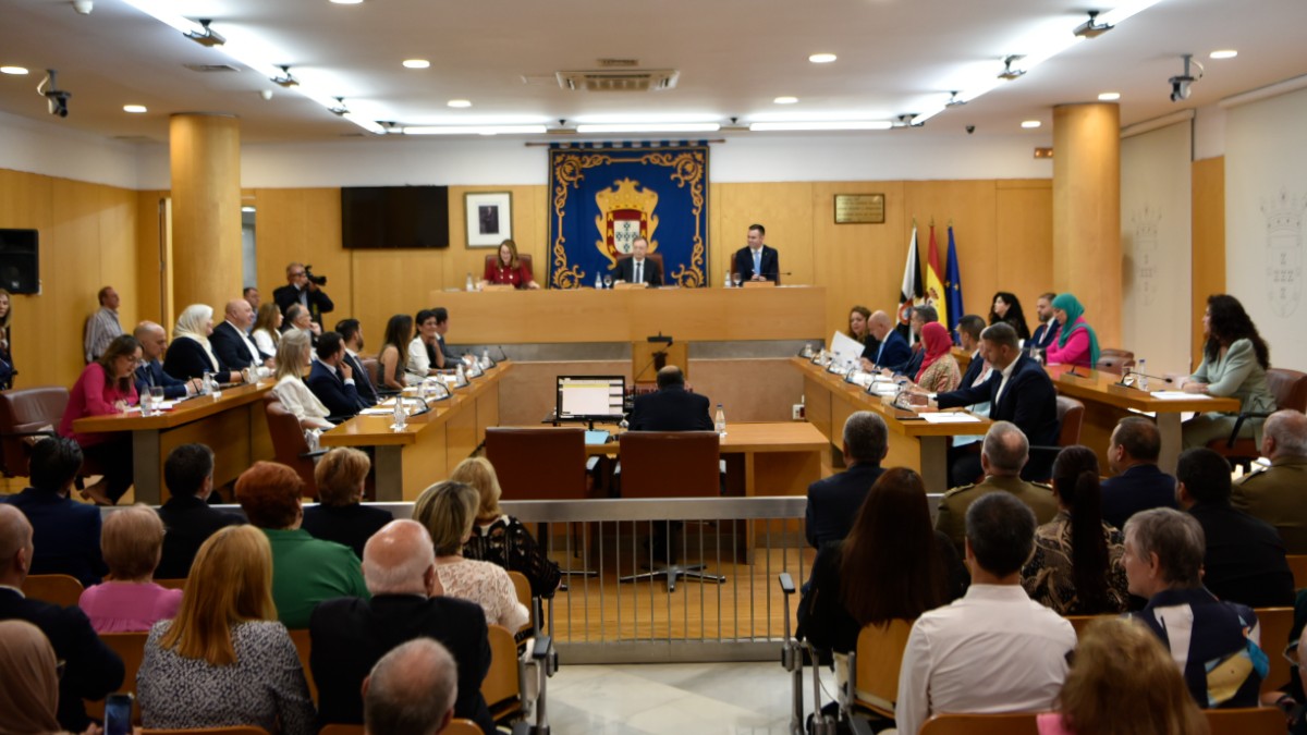 El PSOE de Ceuta abre expediente a la diputada tránsfuga y a su marido