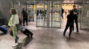 Aena comienza los controles de acceso para los sintecho en el aeropuerto de Barajas