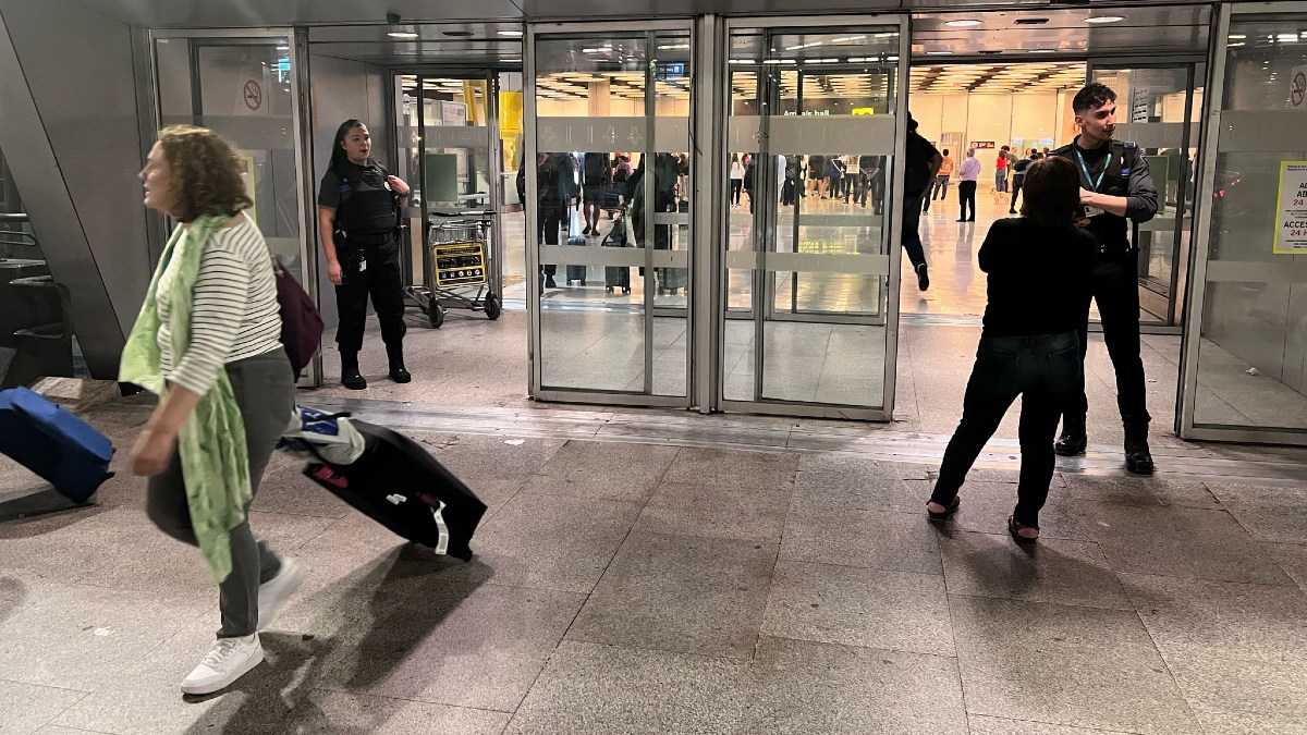 Aena comienza los controles de acceso para los sintecho en el aeropuerto de Barajas
