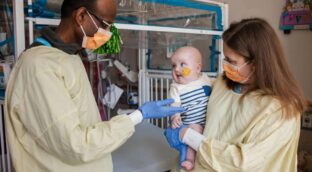 Un bebé con una enfermedad rara, primer paciente tratado mediante terapia génica