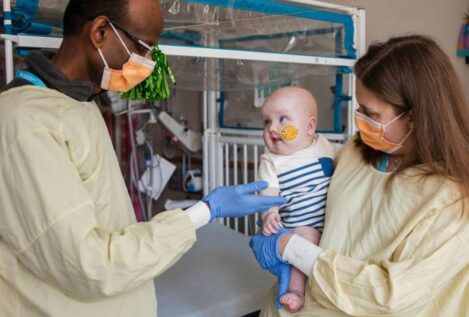 Un bebé con una enfermedad rara, primer paciente tratado mediante terapia génica