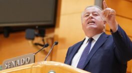 Un senador del PP coloca un saco de arena en la mesa de Aagesen en protesta por una bahía