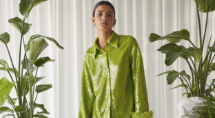 Usar tejidos metalizados es el truco que toda mujer necesita para conseguir un 'look' brillante