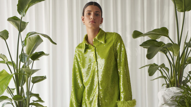 Usar tejidos metalizados es el truco que toda mujer necesita para conseguir un 'look' brillante