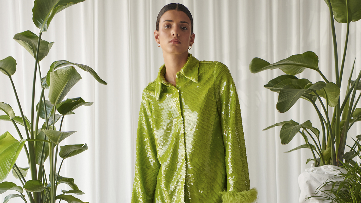 Usar tejidos metalizados es el truco que toda mujer necesita para conseguir un ‘look’ brillante