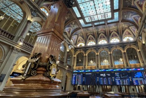 La Bolsa española abre casi plana, con una leve subida del 0,02 %, a la espera del BCE