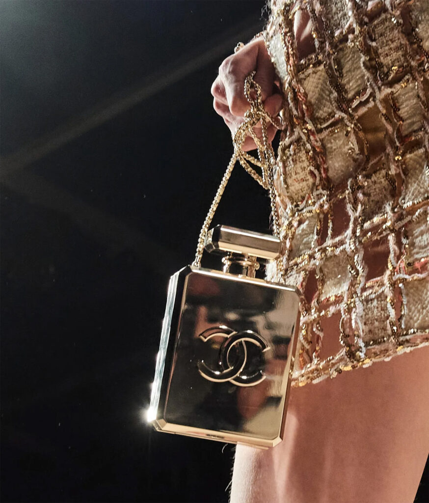 El frasco de perfume de Chanel Nº 5 convertido en un modelo de fiesta