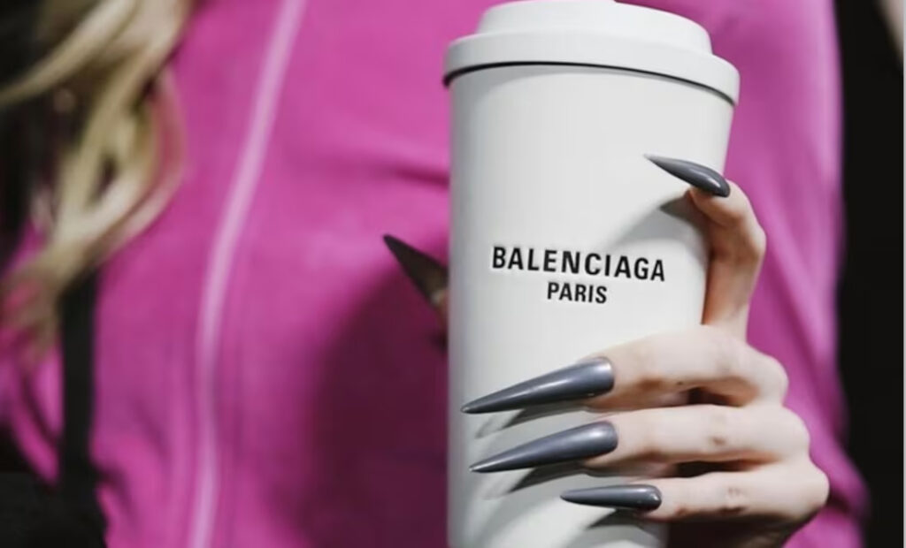 Bolso con forma de vaso térmico de Balenciaga. (Fuente: Instagram)