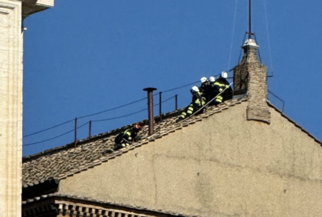 El Vaticano ya prepara el anuncio del nuevo Papa e instala la chimenea en la Capilla Sixtina