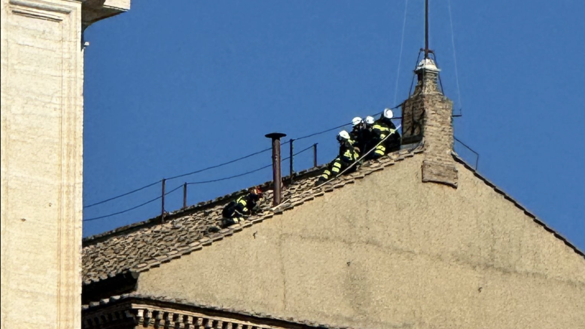 El Vaticano ya prepara el anuncio del nuevo Papa e instala la chimenea en la Capilla Sixtina