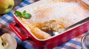 Así se prepara el budín de manzana sin harina que no tiene nada que envidiar al tradicional
