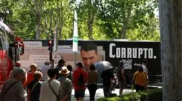 Hazte Oír moviliza un autobús con la imagen de la  lona que llama «corrupto» a Sánchez