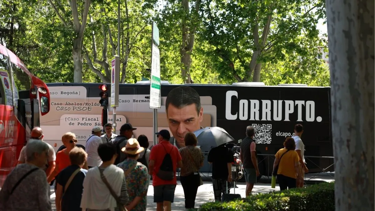 Hazte Oír moviliza un autobús con la imagen de la lona que llama «corrupto» a Sánchez