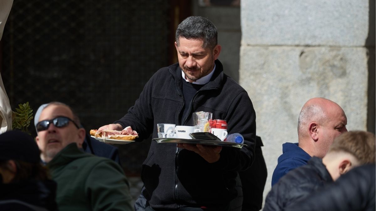 La facturación del sector servicios se disparó un 7,3% en marzo y encadenó 12 meses de alzas