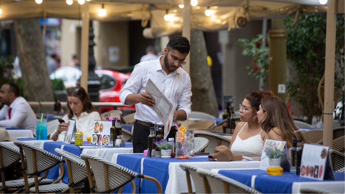 La facturación del sector servicios modera su aumento en abril al 1,7%