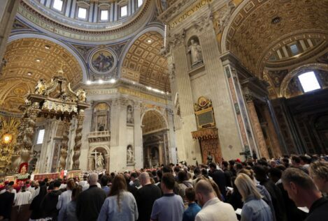 El cardenal decano abre el cónclave pidiendo por un Papa que «despierte las conciencias»