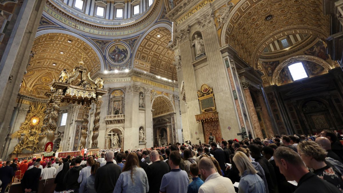 El cardenal decano abre el cónclave pidiendo por un Papa que «despierte las conciencias»