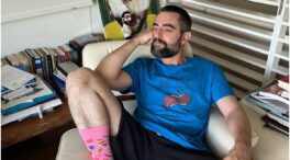 La casa de Dani Mateo en Madrid con jardín, barbacoa, abarrotada de libros y mucha luz