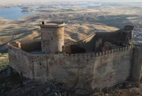 El rincón extremeño con castillo del siglo XV donde Estopa dio vida a 'Vino tinto'
