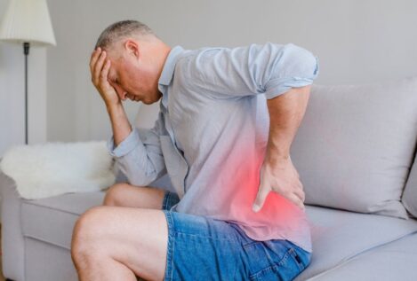El hábito de tu rutina diaria que te causa dolor lumbar, según los reumatólogos
