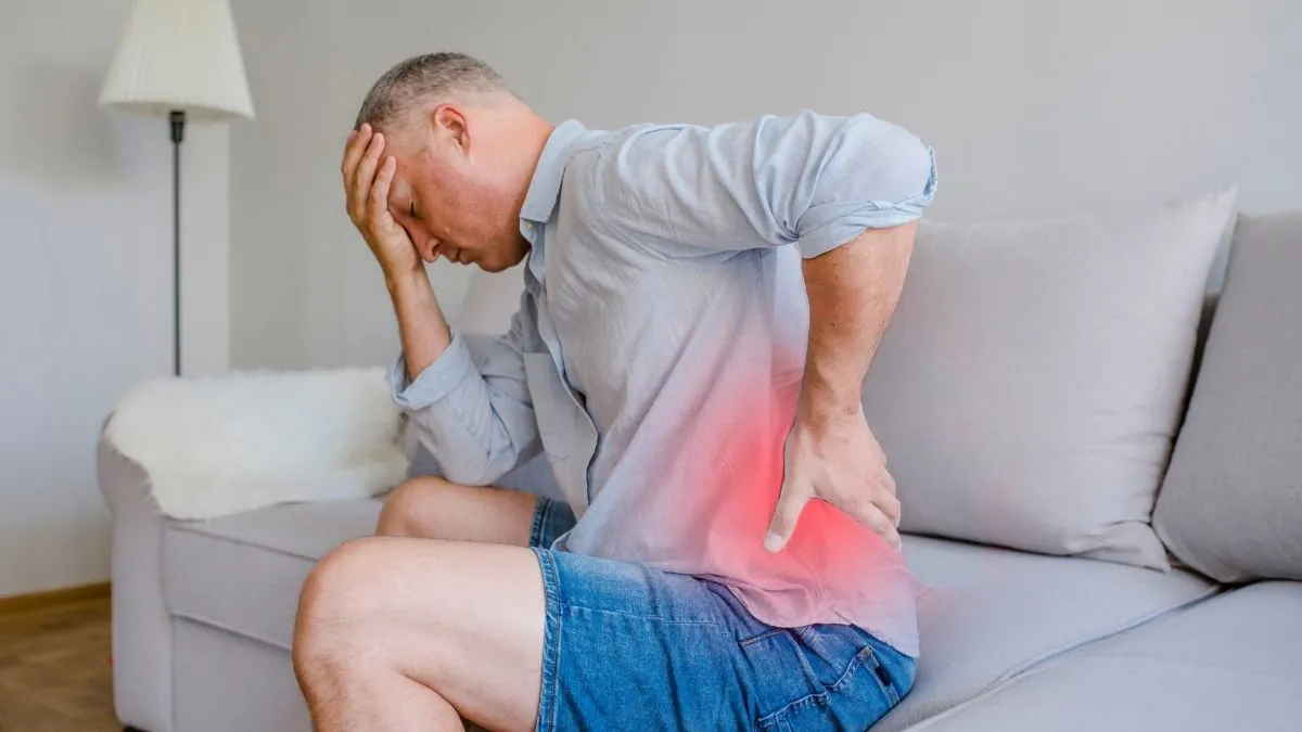 El hábito de tu rutina diaria que te causa dolor lumbar, según los reumatólogos