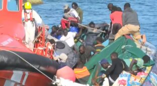 Mueren siete inmigrantes al volcar un cayuco con casi 200 personas en El Hierro