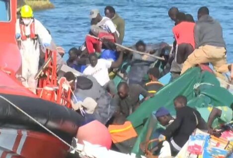 Mueren siete inmigrantes al volcar un cayuco con casi 200 personas en El Hierro