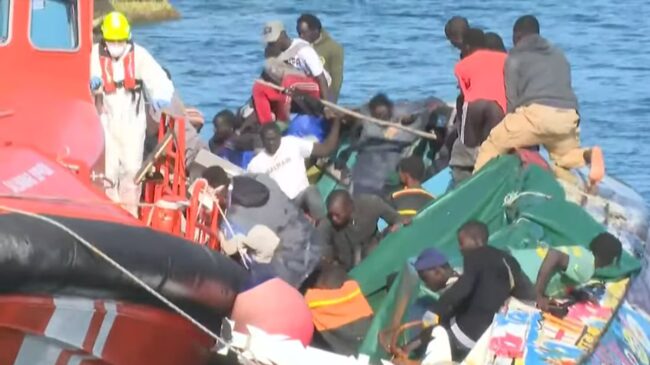 Mueren siete inmigrantes al volcar un cayuco con casi 200 personas en El Hierro