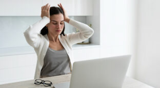 Esto le pasa a tu cerebro cuando trabajas muchas horas a la semana, según un estudio