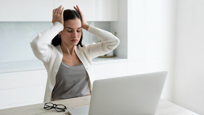 Esto le pasa a tu cerebro cuando trabajas muchas horas a la semana, según un estudio