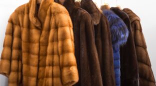 El fallo más común al guardar los abrigos en primavera, según Trini Pérez (y cómo evitarlo)