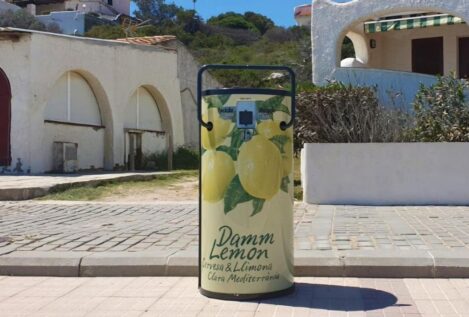 Damm impulsa el reciclaje instalando 400 compactadoras de latas en el Mediterráneo