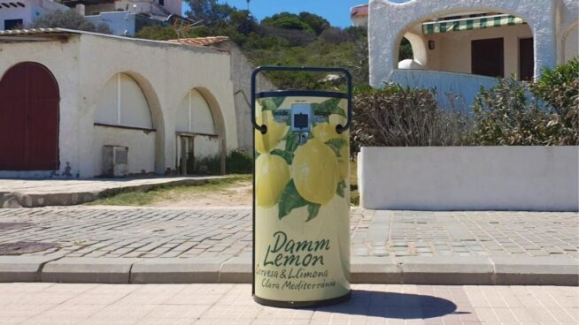 Damm impulsa el reciclaje instalando 400 compactadoras de latas en el Mediterráneo