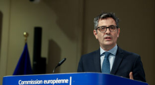 La media verdad de Bolaños: en Europa sí instruye la Fiscalía, pero sin control político