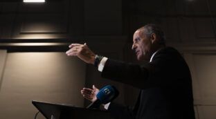 Francisco Camps activa su nueva etapa con un gran acto arropado por figuras históricas del PP