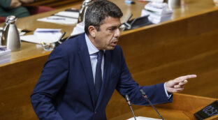 Carlos Mazón coge aire al aprobar los presupuestos de la dana con el apoyo de Vox