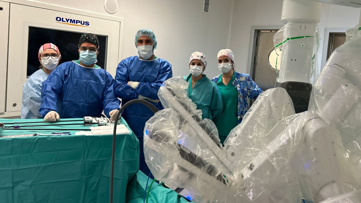 El robot Da Vinci de Sanidad comienza a operar: cuatro intervenciones quirúrgicas en dos días