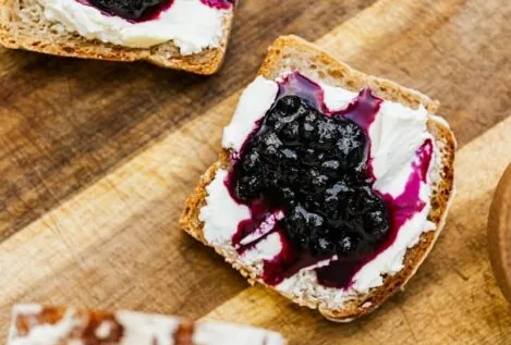 El desayuno perfecto para no picar entre horas: tostadas con queso 'cottage' y mermelada