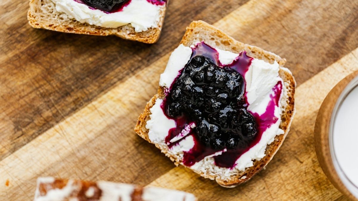 El desayuno perfecto para no picar entre horas: tostadas con queso ‘cottage’ y mermelada